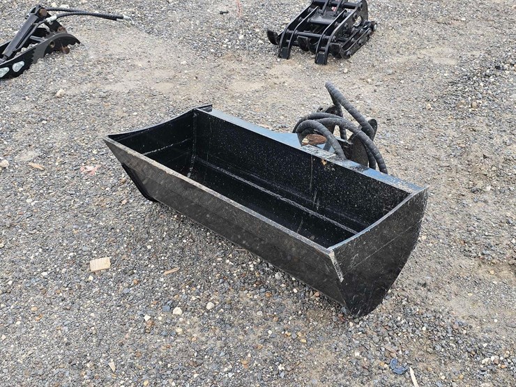 2025-future-32-in-skid-steer-bucket-image-3