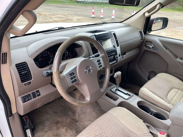 2015-nissan-frontier-sv-image-11