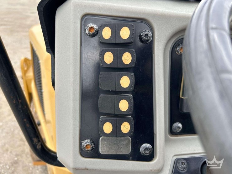 2014-caterpillar-cb34-image-13