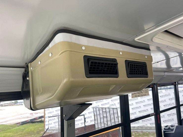 2011-freightliner-b2-image-25
