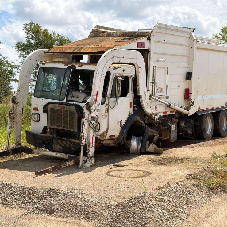 2020 Peterbilt 520 Heil 28Yd Front-Loader Garbage Truck