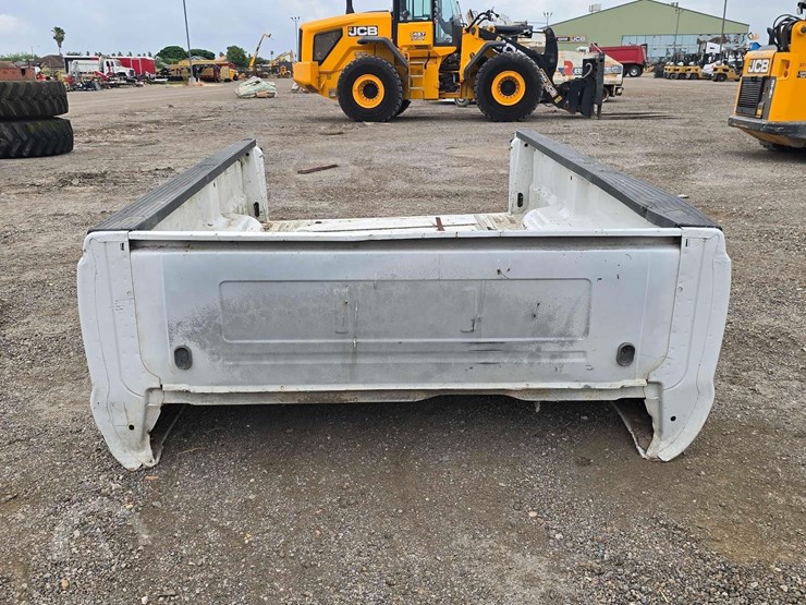 dual-rear-wheel-pickup-truck-bed-image-7
