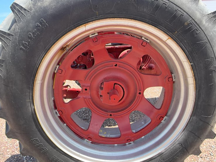 farmall-560-tractor-image-36