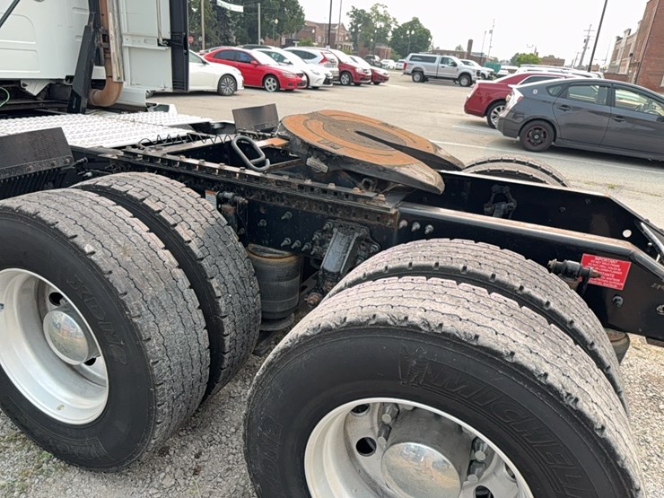 2019-volvo-vnl860-sleeper-cab-semi-image-9