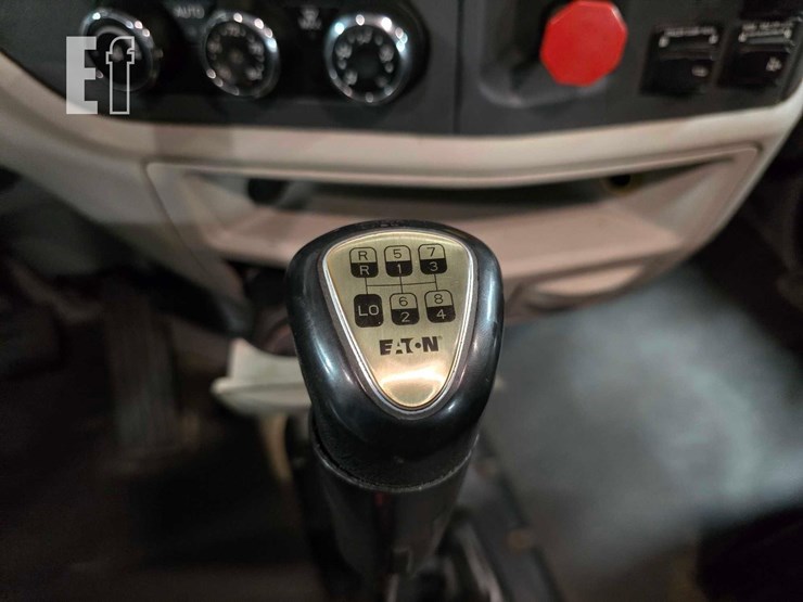 2019-peterbilt-567-image-16