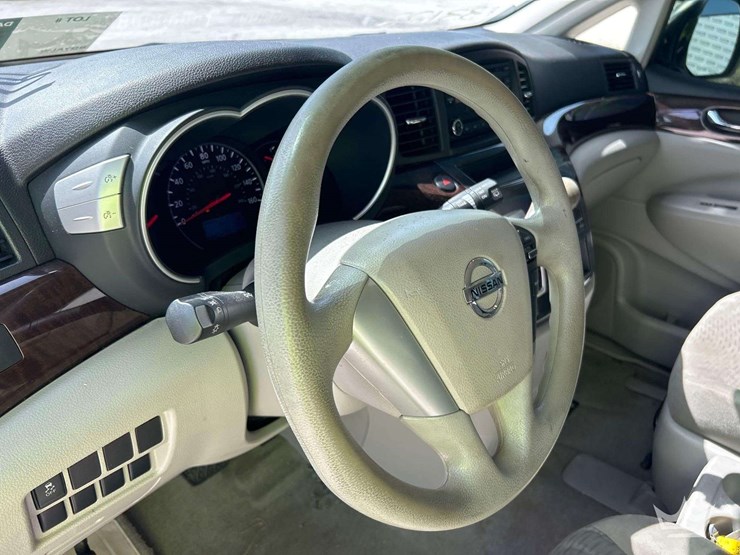2015-nissan-quest-image-10