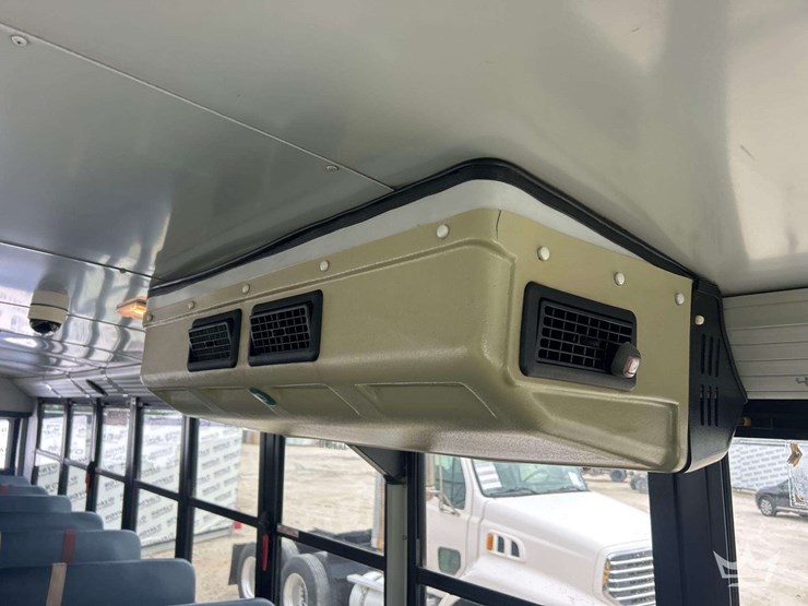 2011-freightliner-b2-image-26