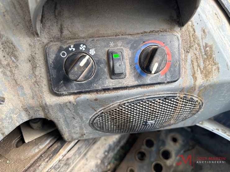 2014-bobcat-t750-image-18