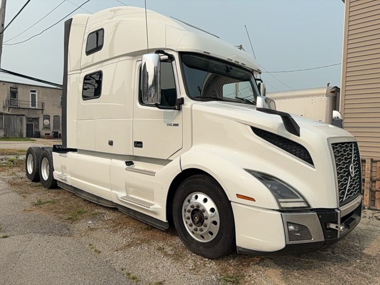 2019-volvo-vnl860-sleeper-cab-semi-image-1