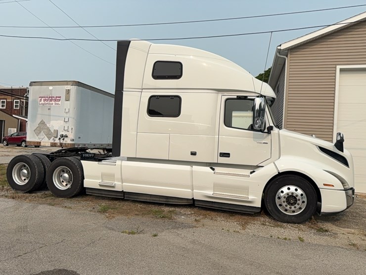 2019-volvo-vnl860-sleeper-cab-semi-image-3