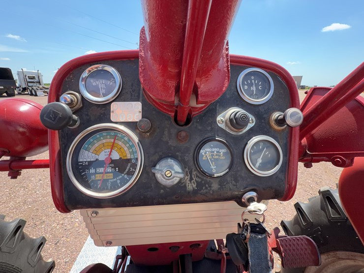 farmall-560-tractor-image-35