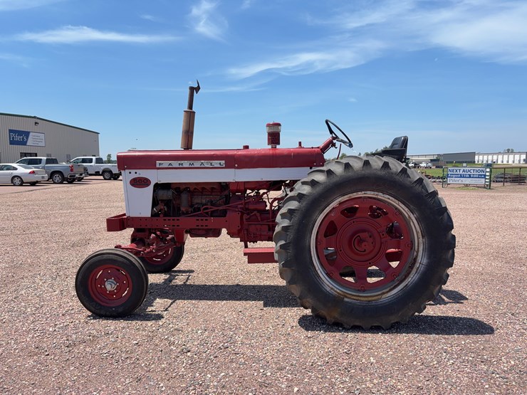 farmall-560-tractor-image-8