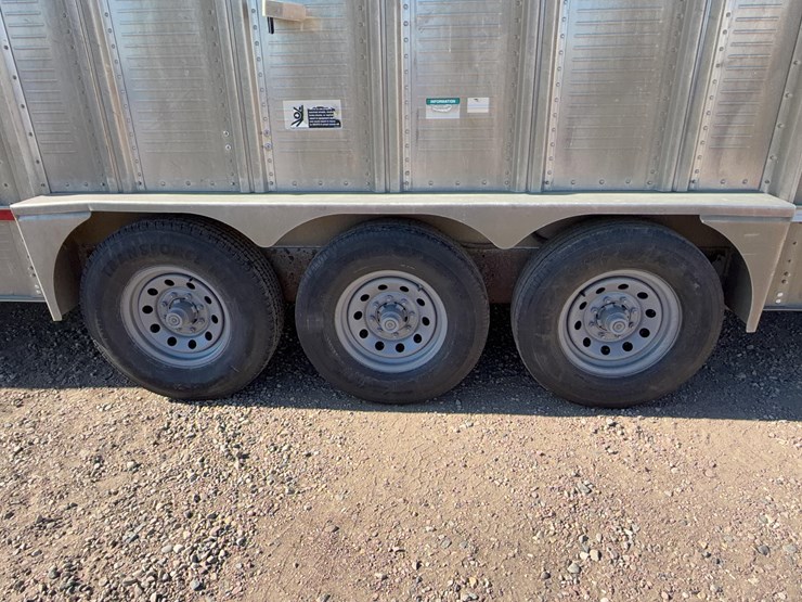 2009-wilson-livestock-trailer-image-27