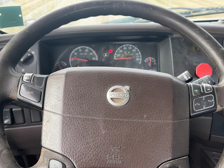 2015-volvo-vnl-semi-image-9