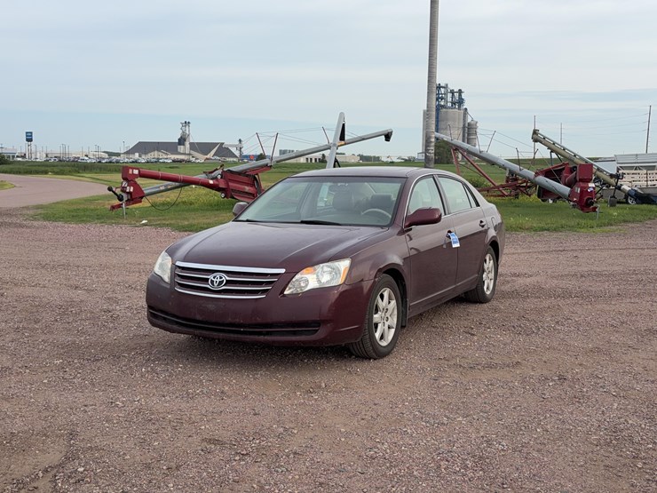 2005-toyota-avalon-sedan-image-1