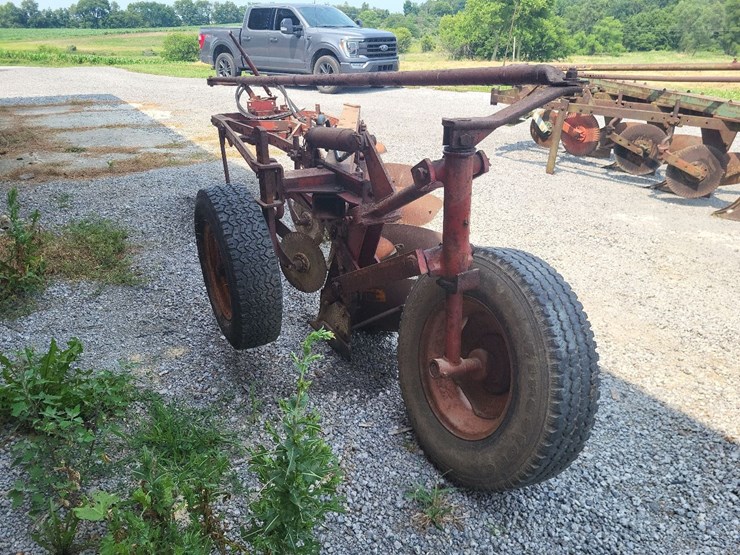 international-540-in-furrow-4-bottom-moldboard-plow-w/coulters-image-5