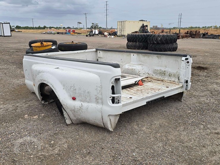 dual-rear-wheel-pickup-truck-bed-image-4