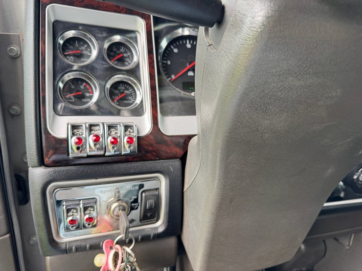 2021-kenworth-w900l-image-44