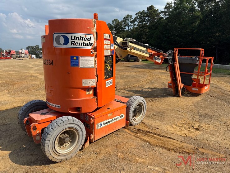 2015-jlg-e300ajp-image-4