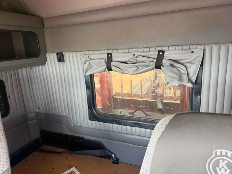 2012-kenworth-t800-image-9