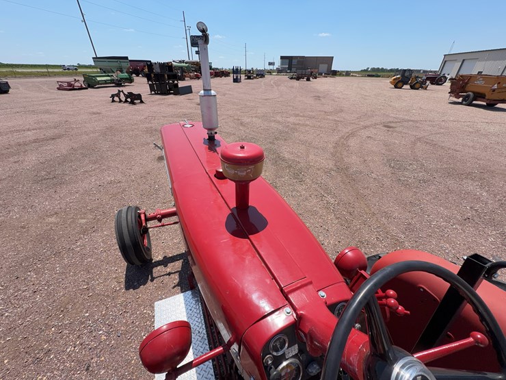 farmall-560-tractor-image-42