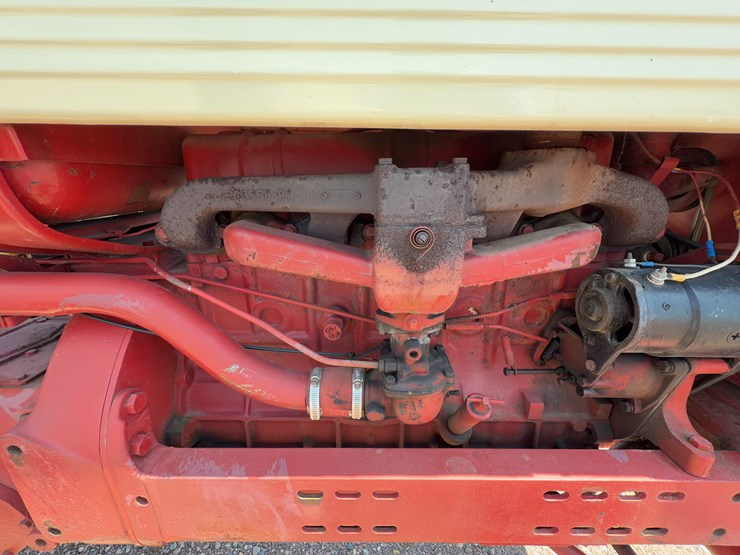 farmall-560-tractor-image-28