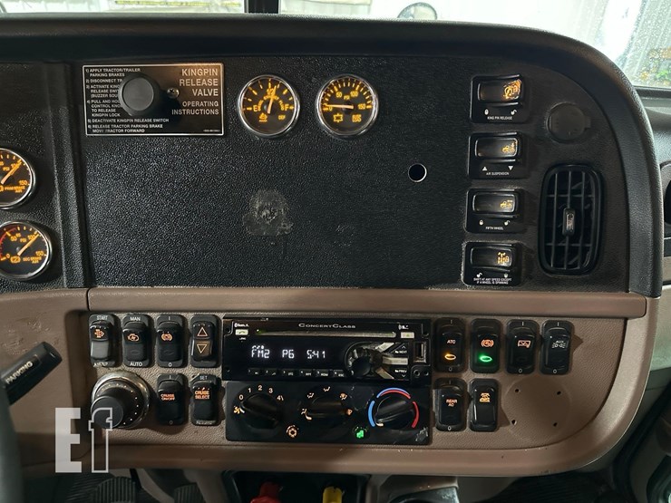 2017-peterbilt-389-image-21