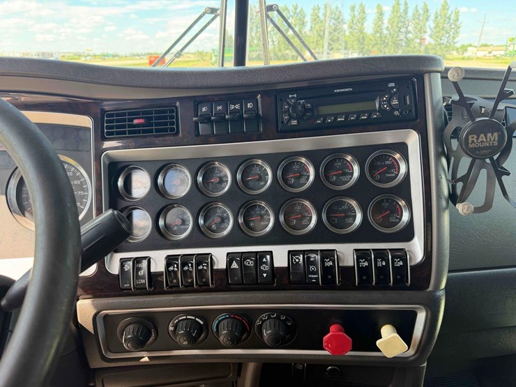 2012-kenworth-t800-image-32
