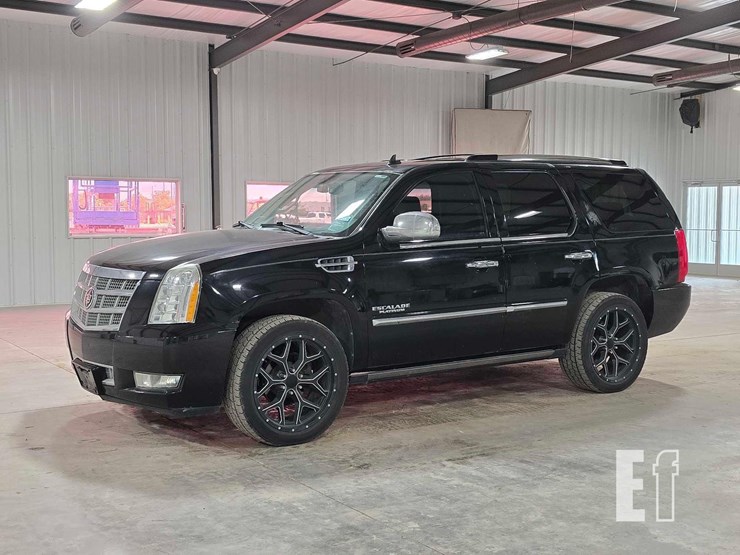 2013-cadillac-escalade-image-1