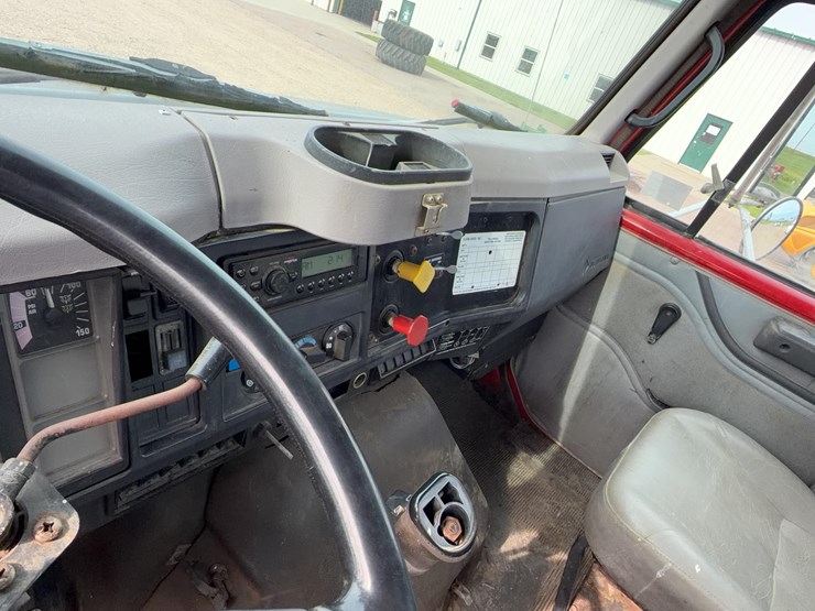 1996-international-8100-image-29