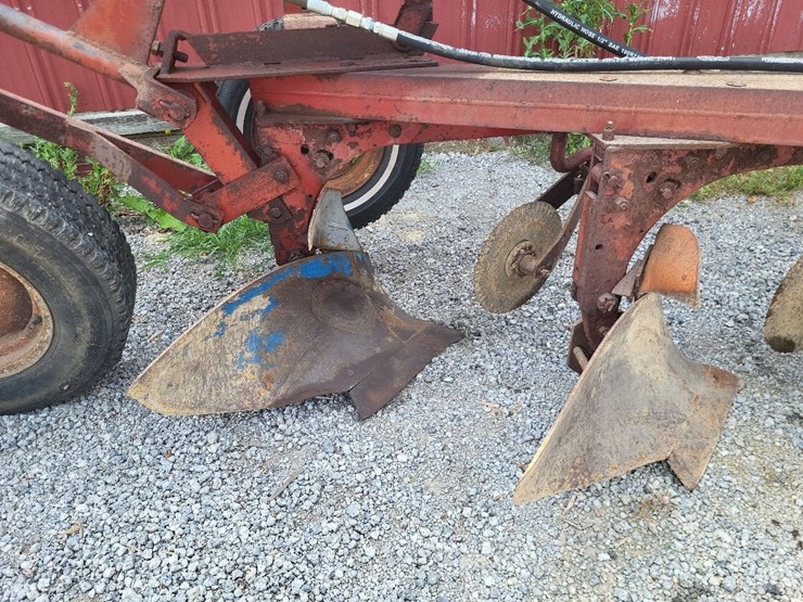 international-540-in-furrow-4-bottom-moldboard-plow-w/coulters-image-15