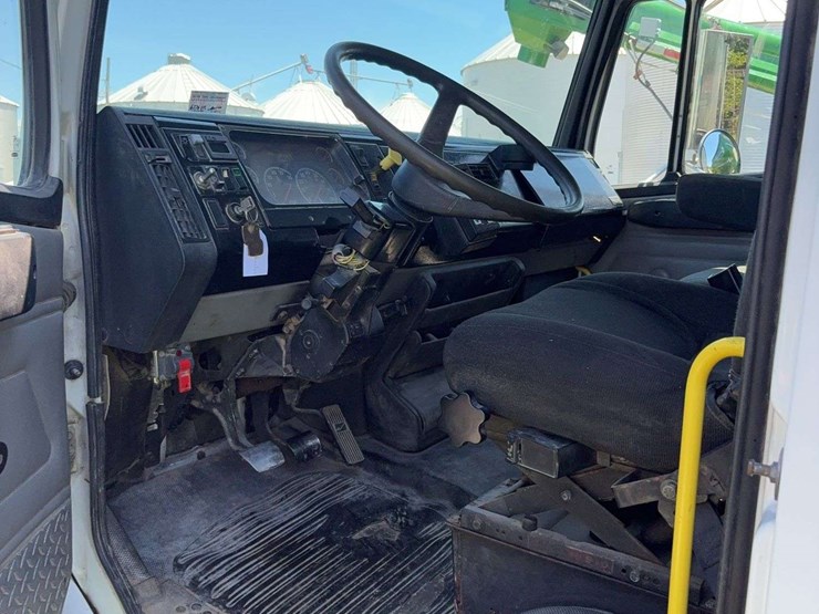 2002-freightliner-fl80-image-32
