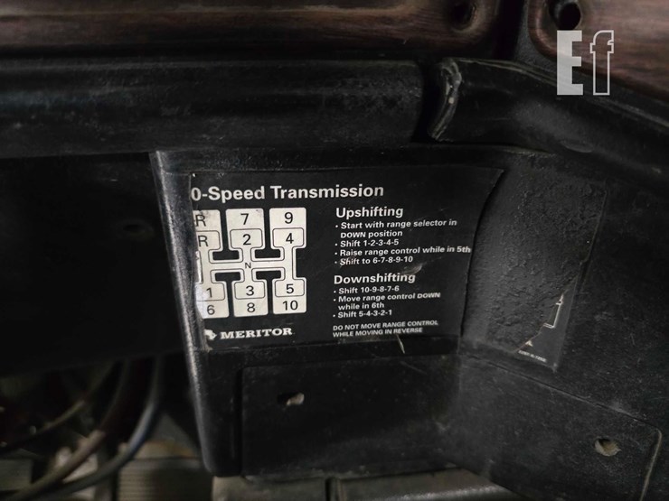 2001-freightliner-fld112-image-17