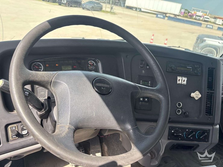 2014-freightliner-114sd-image-23