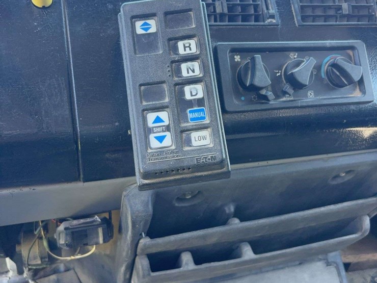 2002-freightliner-fl80-image-37