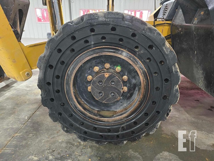 2013-caterpillar-tl1055c-image-28