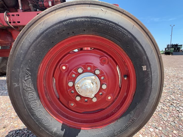 farmall-560-tractor-image-32