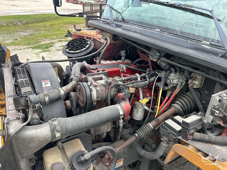 2011-freightliner-b2-image-8