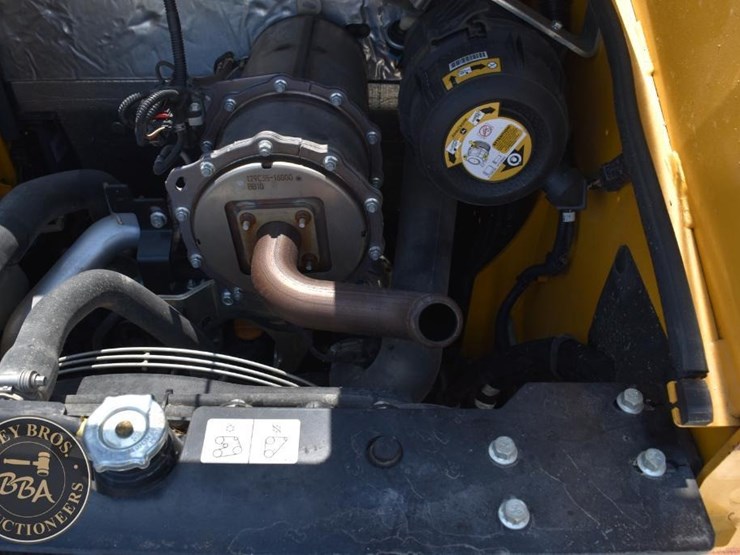 2021-deere-318g-image-29