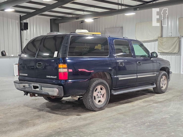 2004-chevrolet-suburban-image-3