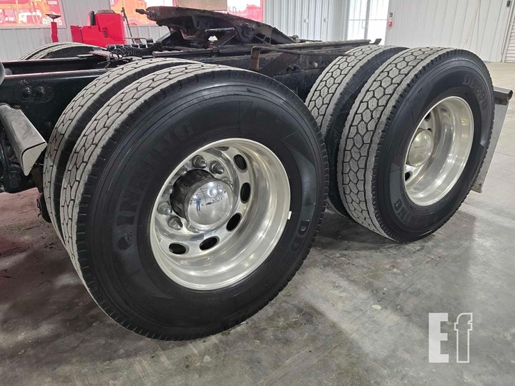 2015-peterbilt-389-image-26