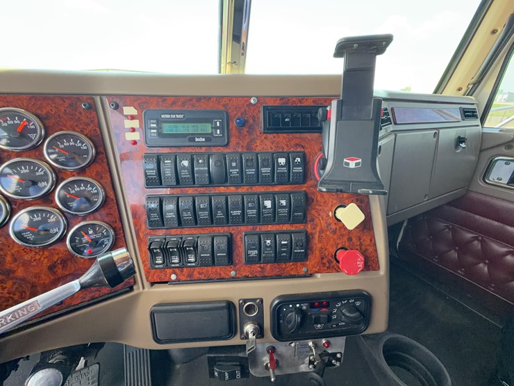 2011-western-star-4900fa-image-58