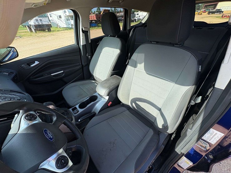 2015-ford-escape-se-image-16