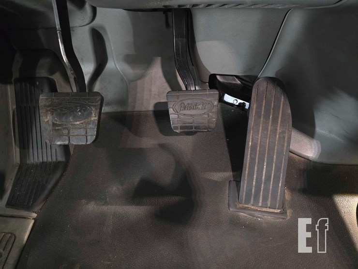 2019-peterbilt-567-image-11