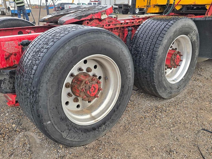2016-volvo-vnl64t300-image-24
