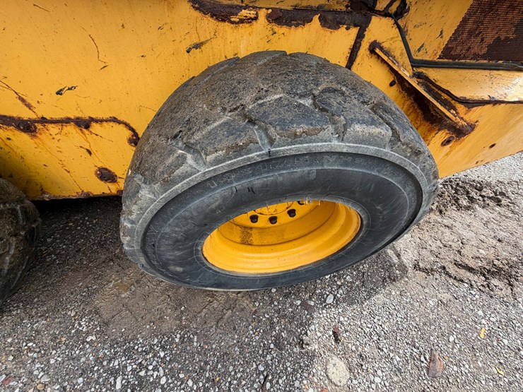 2021-deere-330g-image-4