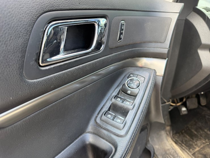 2017-ford-explorer-image-39