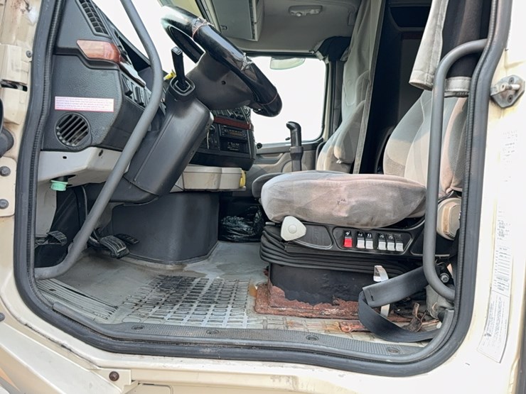 2005-volvo-semi-image-38