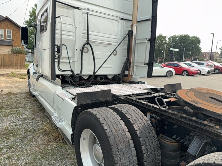 2019-volvo-vnl860-sleeper-cab-semi-image-10