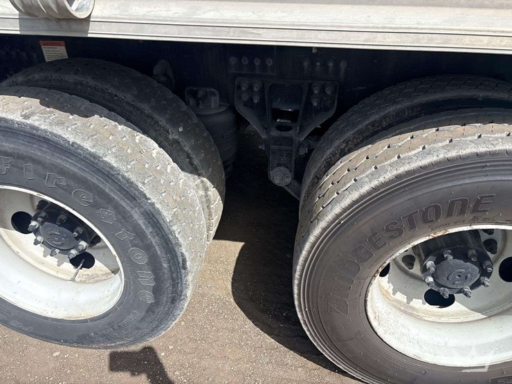 2014-freightliner-114sd-image-15
